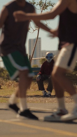 社群時代，我們看似無時無刻都在「連結」，但那股孤單，卻常在夜深人靜時悄悄湧上心頭。 妮維雅的最新全球研究指出：每四人中就有一人長期感到孤立；更有六成的人，因為羞愧與偏見，選擇把孤單藏起來。 「當我們願意伸出手，世界就會變得更溫柔。 」 讓NIVEA @nivea_tw 與你一起打開心門，讓孤單被看見，讓連結重新長出力量！ #社交孤立與你共癒 #NIVEAConnect #NIVEA #elle生活圈 #elletaiwan | ELLE Taiwan