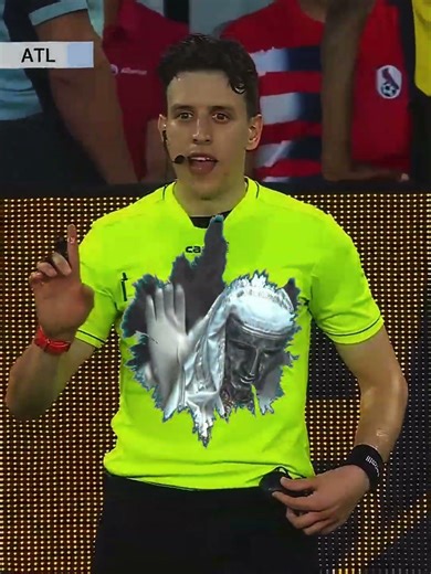 Male vs Female referee 🥶