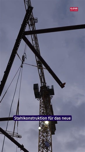 Baustelle in Graz: Sondertransporter lieferte ersten Teil der Stahlkonstruktion