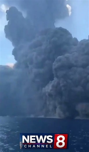 Boaters captured incredible footage of Mount Stromboli erupting off the coast of Italy 🌋🇮t