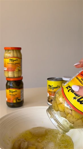 🥗✨ Fiambre decorado con Miguel’s Este año prepará tu fiambre rápido, delicioso y lleno de color con Miguel’s 💛 Usá como base la Ensalada Mediterránea Miguel’s, añadí tus embutidos y quesos favoritos… y decorá con nuestros productos para darle ese toque especial que todos aman. Porque cuando usás los mejores sabores, todo sabe mejor 😋🌽 #MiguelesGT #FiambreConSabor #CocinaChapina #FiambreGuatemalteco #HechoEnGuate #SaboresMiguel’s #TradiciónQueSeComparte #RecetasDeTemporada | Miguel's