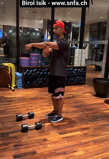Frontheben Schultertraining mit Kurzhanteln - Korrekte Ausführung erklärt auf Deutsch - @Birol Isik #personaltrainerausbildung #qualicert #zertifizierung #snfacademy #krafttraining #florida #bali