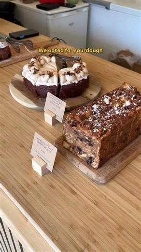 We stumbled across a lovely bakery in Gullane (East Lothian) called No.10 Bakery 🥐☕️