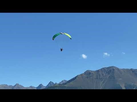 Modell-Paraglider am Hang