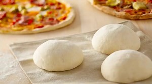 Aluat de pizza făcut in casă, pufos si crocant in acelasi timp . Reteta completa este mai jos in comentarii | Gustoase