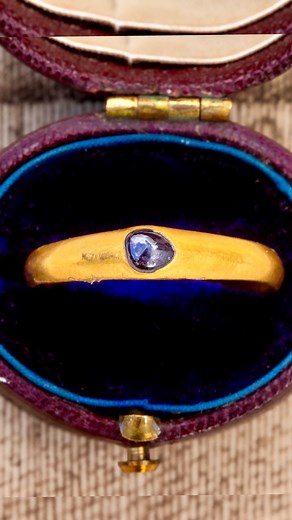 An enchanting Medieval gold ring with a sapphire. These types of rings were popular from the 12th century well into the 14th century… In Medieval times, gemstones were considered to have amuletic powers. Sapphires were particularly prized by the ecclesiastical community as they were believed to promote chastity, peace and to incline God to hear your prayers favourably. 🙏 #antiquejewelry #medievalring #medievalart #medievale #ecclesiastical #antiquejewellery #antiquering #jewellery #jewelry #jew