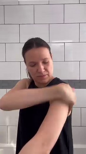 Sunscreen warning! #Sunscreen DOES expire, and using it past the expiration date can put your skin at risk. No expiration date? Our #BeautyLab is sharing the signs that indicate it’s time to toss out that bottle. If you need to restock your #SunTanLotion collection, head to the link in our bio for the best #sunscreens, tested by experts. #SunSafetyWeek | Good Housekeeping