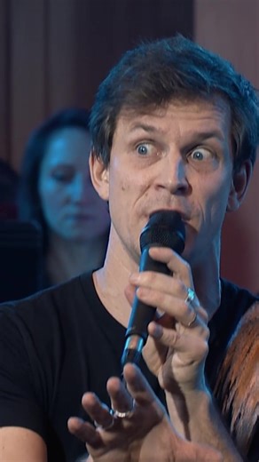 🪽Slyšíte to? Slyšíte jak vichr přináší pompézní a burácivé tóny? Co to je?! To nad vámi přelétá holubí muž na perutích žesťů, fléten, houslí, dřev i tympánů! 🪽Originální verze tohoto songu s Moravskou filharmonií Olomouc nyní na YouTube!!!👉 https://www.youtube.com/watch?v=oZUWZsp5xkc 🕊Jinak jako skoro ambasador tohoto úžasného lidmi zavrhovaného ptáka apeluji na vaši pomoc při výstavbě obecních holubníků (což pomůže jim i nám) a na uvědomělé krmení (to se týká všeho ptactva)... S informacemi