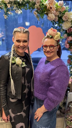 Fashion Unit | Malli- ja tapahtumatoimisto on Instagram: "Huomenna lauantaina 14.2. Fashion Unit järjestää yhdessä @jypjyvaskyla kanssa ohjelmaa naisille ennen illan peliä! 💄✨🏒 Fashion Unitin stailauspiste löytyy LähiTapiola Areenalta A-käytävältä klo 15-17 välisen ajan – tule fiilistelemään, ehostamaan lookkisi ja virittäytymään peli-iltaan kanssamme. Stailauspisteellä tarjolla: 💄 Pikameikkejä by Kauneuspalvelut @koljonenanne 💆🏼‍♀️ Pikakampauksia by @ronjamantynen 🌸 @kukkakaupparuusupuu i