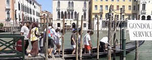Venezia, la gondola low cost rilanciata dagli influencer. Ressa di turisti. I residenti protestano - Il video