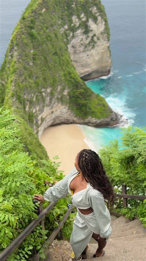 The view is sound like… 📍Nusa Penida so breathtaking #solotravel #travel #digitalnomad #femalesolotravel