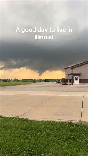 Tornado Forming in Illinois Caught on Camera