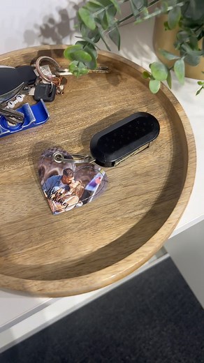 Mit unserem Foto-Schlüsselanhänger hast du deine Lieblingsmomente immer bei dir. 🔑😍 Du hast die Auswahl zwischen Rechteck- oder Herzform und kannst ganz individuell deinen persönlichen Begleiter für den Alltag gestalten. 🥰 Viel Spaß beim Ausprobieren! #cewephoto #fotogeschenke #schlüsselanhänger #fotografie | CEWE