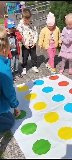 Playing Twister Game #dzieci #twister #fyp #education #colour #games #outside #summer #subscribe