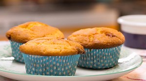Muffins gehen immer! Besonders an Kindergeburtstagen lassen sie sich perfekt variieren und hübsch verzieren. 🍫🍎 Zu den Rezepten: https://www.chefkoch.de/rezepte/1289351234295944/Extra-White-Chocolate-Muffins.html#rezeptvideos https://www.chefkoch.de/video/artikel/4386,0/Chefkoch/Apfel-Nuss-Muffins.html | Chefkoch