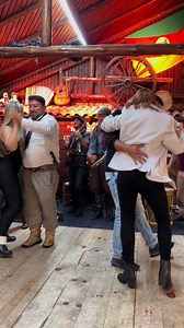 É cliente tocando bumbo leguero, outro tirando selfie com os músicos,garçom dançando no palco… mais uma noite normal por aqui 🤠😅 #fundodagrota #churrascaria #diversaoservidanamesa #churrascariafundodagrota | Fundo da Grota Churrascaria