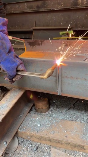 nice cutting 👍🏼🔥 #CuttingTorch #tipsandtricks #cuttingskills #welding #usweldingtricks