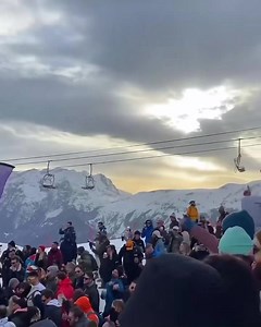 La navidad se disfruta más con música electrónica. 🎅 | Electro Music Nation