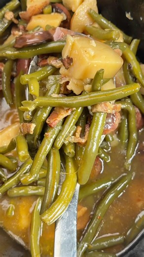 Southern Green Beans Made ENTIRELY in the Crockpot 🥘🥓 #greenbeans #slowcooker