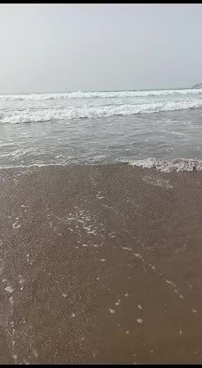 Captivating Ocean Waves Rolling on Shoreline