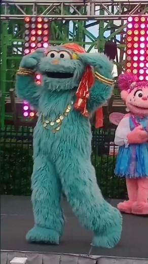 💚Rosita having fun dancing & learning Spanish words with her friends☀️ #sesameplace #rosita #elmo