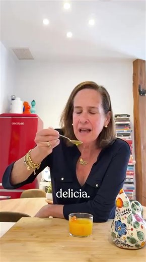 Hoy celebramos a todas las mujeres que, con su pasión, su trabajo y su fuerza, hacen del mundo un lugar un poquito mejor. En la cocina lo veo cada día. La cocina es amor, tradición y creatividad… y en ella muchas mujeres han dejado una huella profunda: madres, abuelas, maestras y profesionales que han compartido su saber generación tras generación. Hoy quiero rendir homenaje a todas ellas. A las que luchan por sus sueños, comparten lo que saben e inspiran con su ejemplo. Con admiración, Chef Mar
