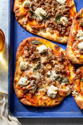 Easy Autumn-Inspired Naan Pizzas! https://dishingouthealth.com/autumn-naan-pizzas/ | Dishing Out Health