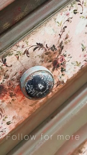 Et si vous osiez ajouter des transferts à vos boutons ? En plus, ce bouton a été créé à l’aide des tout nouveaux moules de Redesign With Prima 🦋 Commentez BOUTON pour recevoir les liens du moule et du transfert pour réaliser ce bouton. #diymeuble #relookingmeuble #actucerelookingmeuble #astucemeuble #decorationmeuble #meubleancien | AvecPassion