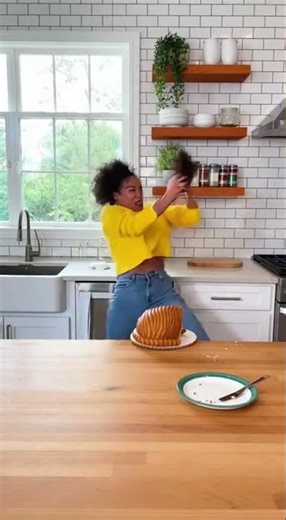 🍰🤣 The cat realizes it's a fake cake and takes revenge on the woman.