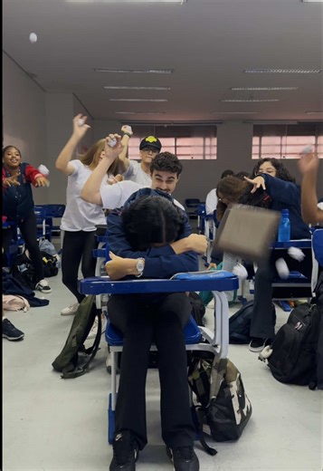 Garrafa de Inox Cai: Momento de Comemoração no Terceirão