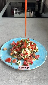 🤜🏻Røræg med tomat, salatost og purløg på rugbrød ⏰ 10 minutter Til 1 person 🧮 415 kcal 2 tomater 1/2 dl purløg 1 tsk. smør 2 æg 40 gram salatost 22 % Salt og peber 1 skive rugbrød 1 spsk. ketchup 👉🏻Skær tomat i tern og hak purløg fint. 👉🏻Smelt smør ved mellemvarme i en pande og knæk æggene ud på panden. Rør rundt til æggene bliver til røræg. Vend tomat i og krydr med salt og peber. Lad tomaterne varme igennem og vend salatost og purløg i. 👉🏻Servér ægge-tomatblandingen på rugbrød. Top me