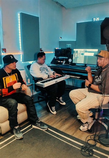 Captured a raw one. “Gets Better” with Jeremy Passion and Adamjosh, no plan—just feel. That’s how music should be. #rnb #live #collab #getsbetter @jeremypassion @damdam @Twellly @Alexis Shea