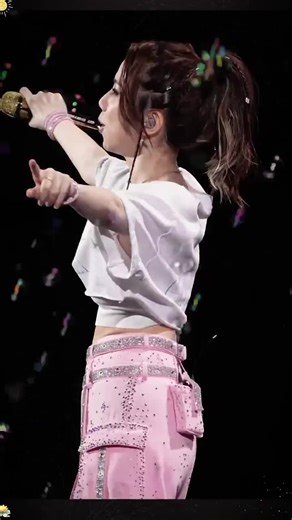 邓紫棋 受邀科学家突破奖典礼,为科学家颁奖,在硅谷众多社会名流面前凭借一首《光年之外》惊艳国外友人,真的我们华人的骄傲 #棋士一家Gloria #鄧紫棋 #光年之外#真的我们华人的骄傲@GEM鄧紫棋 @吉娃娃 @💜g.e.m.鄧紫棋💜（~Ω~）