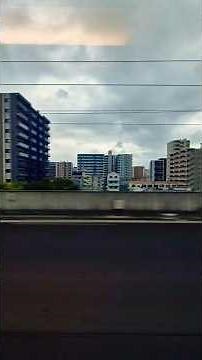 熊本駅から上熊本駅までの街並みは近代的な開発エリアから豊かな自然と歴史的な情緒が残る落ち着いたエリアへと変化する風景が特徴です。熊本駅周辺は大型商業施設や高層ビルが立ち並ぶ街並みが広がっています