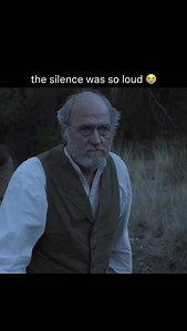 😂😂 This scene is from ‘Bone Tomahawk’ (2015), a gritty western horror film about a sheriff leading a dangerous rescue mission starring Kurt Russell, Patrick Wilson, and Richard Jenkins. It is quite impressive to note that despite the complex period setting and heavy practical effects, the entire movie was filmed in a remarkably short twenty-one days. Kurt Russell was reportedly so impressed by the script that he agreed to a significant pay cut to ensure the production could fit within its tigh
