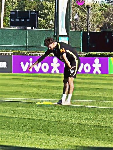 O PRIMEIRO TREINO PELA SELEÇÃO, VOCÊ NUNCA VAI ESQUECER, NÉ @LEOPEREIRA4?! 🥹🇧🇷 O esforço e dedicação valeram a pena, e hoje, o zagueiro do Flamengo participou pela primeira vez de um treino da #SeleçãoBrasileira! #FutebolBrasileiro #sportsontiktok #tiktokesportes #foryou #flamengo #mengão