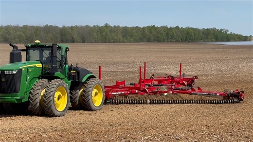 Bute Discs’ modular design allows you to tailor your chain to your field. In this setup, additional weights were added to achieve a more aggressive tillage in dense, wet soil. #tillage #plow #farming #johndeere #lowtillage | Humdinger Equipment