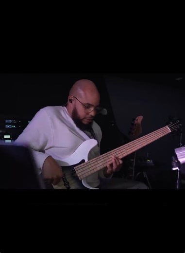 Incredible Bassist Performance That Will Blow Your Mind