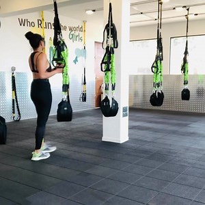 The GOFLO Anatomical position is the most important position while using the @GOFLO_trainer. All GOFLO workouts start with the anatomical position. Although it looks easy 😉 it’s very challenging because it requires you to actively push your hips into the harness while being on your toes and keep the core active at all times 🙂 #levelup #levelup2020 @breakthroughstudio.blr #breakthroughfitfam #yourbreakthroughisinyou #bungeefitness #bungeeworkout #goflocolombo #bungeeworkoutcolombo #colombofitne