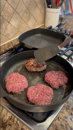 Easy Hamburger Steaks and Gravy RECIPE on dinnerin321.com #recipe #easyrecipe #comfortfood #yummy