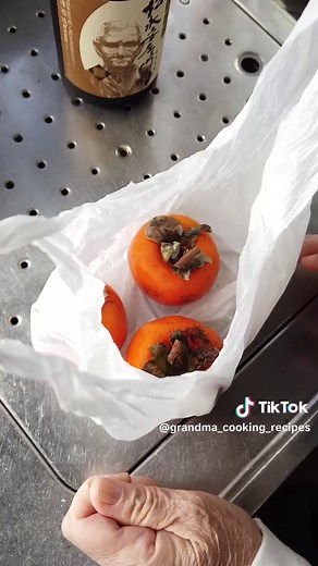 柿の渋抜きの方法って知ってる？ 今回のばあちゃんの料理教室は「農家直伝！柿の渋抜きのやり方／渋柿の焼酎漬けで柿が甘くなる」を紹介します。 農家直伝！柿の渋抜きのやり方／渋柿の焼酎漬けで柿が甘くなる／ばあちゃんの料理教室 https://hakuraidou.com/blog/132717/ ◎Q&A◎ Q. なぜ柿のヘタに焼酎を漬けるだけで渋抜きができるの？ A.柿にはタンニンという渋み成分が含まれています。 タンニンは水溶性で水に溶ける物質のため、渋柿をそのまま食べるとタンニンが唾液に溶けて渋みを感じます。 そこで、アルコールで渋抜きをするわけです。 柿にアルコールを吸収させるとタンニンとアセトアルデヒドが結合してタンニンが不溶性となり、渋みを感じなくなります。 他にもドライアイスで処理する方法もあります。 ドライアイスによって酸素不足になって呼吸ができなくなると、ブドウ糖から始まる呼吸の解糖系の産物であるピルビン酸が分解されずに、ピルビン酸からアセトアルデヒドができてしまいます。 また、干し柿は皮をむくことにより、表面に皮膜ができると果実が呼吸ができなくなり、アセトアルデヒドが溜ま