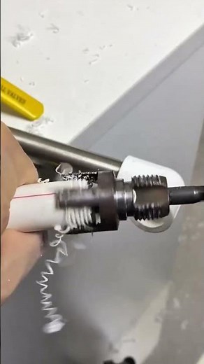 How to Manually and Precisely Thread External Threads on PVC Pipes