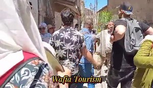 Hier, lors de notre excursion à la Casbah de Dellys, nous avons pu rencontrer des touristes étrangers qui étaient contents de visiter ces lieux riches en histoire. Cela nous a fait plaisir de rencontrer des étrangers de différentes nationalités (indienne, américaine,..) et nous a permis de discuter de nos cultures dans un esprit convivial. Particulièrement, la robe kabyle a manifesté, par ses symboles berbères et ses couleurs, son aspect très expressif qui attire la curiosité des touristes épris