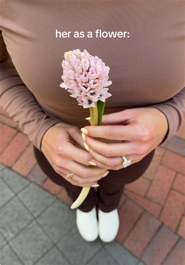 Her vibe, her flower, her ring 💕🌸💍 Now’s the time to book a personalized ring consultation if you want to be engaged by summer 🥰 Together we’ll design your dream engagement ring and bring your vision to life ✨ 💖 Book today: https://princessbridediamonds.com/pages/make-an-appointment 💬 Text/call for inquiries: 714.899.1122 🛍️ Shop now at PrincessBrideDiamonds.com