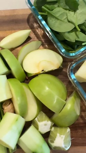 Kennedy Bonham | B.S. Exercise Science & Nutrition on Instagram: "pineapple green juice !!! 😍🍍🥬🥒🍋‍🟩🫚 continuing the juicing series! I hope y'all like these as much as i do! theres so many recipes to try so ill keep them cominnnn 🥰 ingredients are below!! wearing the all new @womensbest smooth contour !!! I am wearing the long sleeve reversible t-shirt in a small in the color Deep Mocha ❤️‍🔥 the cutest drop and so comfy! runnnn to get your faves 🏃🏽‍♀️code KENNEDY!! ingredients: • 1 hea