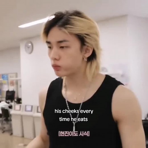 Hwang Hyunjin's Adorable Eating Reactions