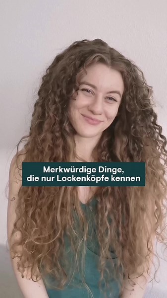 Wir Lockenköpfe haben schon interessante Eigenheiten 👀 Erkennt ihr euch darin wieder? Oder gibt es weitere 'merkwürdige' Dinge, die euch noch einfallen? 🤭 #naturalhair #naturlocken #pov #locken #curltok #foryou #hairtok #justcurlythings #sketchcomedy