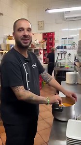 Hoy Iván nos prepara la MANTECA COLORÁ tan popular en los Desayunos del Malaspulgas. Nos explica todo el proceso paso a paso y después de 24 horas de reposo nos muestra el resultado final. Ya sabes que tienes que venir a probarla. #españa #Sevilla #andalucia #recetas #manteca #alcaladeguadaira | Malaspulgas Café Tapas