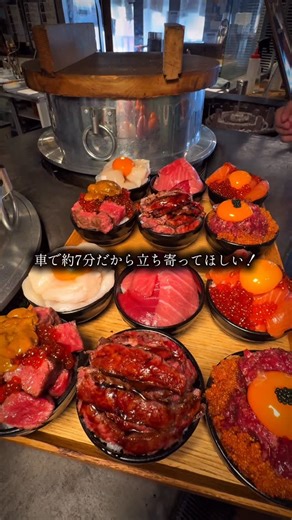 code_cafe 福岡カフェ/福岡グルメ/福岡ランチ on Instagram: "🥩🐟福岡から「鳥栖アウトレット」行くなら立ち寄りたい…！1度に6種の“豪快肉＆海鮮”楽しめる小鉢丼セット🐟🥩 佐賀・鳥栖にある【さん助(@sansuke_unagi)】さん —————————————————————————— ︎︎︎︎☑︎海鮮3種小鉢丼／1,980円、具材2倍盛り3,580円 (3色マグロ丼、サーモンいくら丼、ぎっしりホタテ丼) ︎︎︎︎☑︎お肉3種小鉢丼／2,480円、具材2倍盛り3,980円 (極み和牛ウニいくら丼、黄金和牛ユッケ丼、和牛サーロインステーキ丼) ※お肉は｢さん助｣、海鮮は｢ジンベエ｣で注文※ 【ジンベエ(@jinbe_tosu )】 —————————————————————————— 鳥栖プレミアムアウトレットから車で約7分で行けちゃう、 「新鳥栖道の市場」さんの中に入っているお店🥰 いつも大行列のココですが、 店舗の中でも大盛り上がりのさん助さんをご紹介🐮 こちらのお店、 宮崎県産黒毛和牛をメインとした厳選お肉を、 炭火焼きで仕上げてくれるライブ