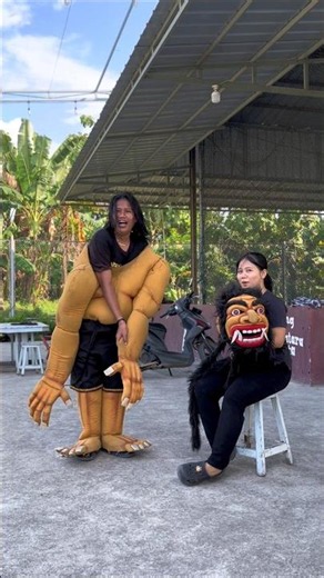 Rianty temenin buto viral lepas kostum buto